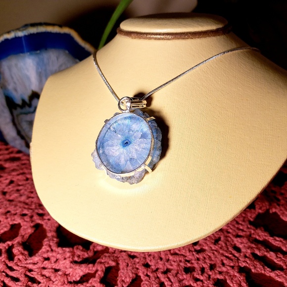 💎 Frosted Blue Solar Quartz Pendant Necklace - Picture 6 of 6
